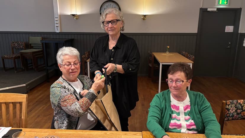 Ingrid Svensson delar ut vinst från Sölvesborg-Mjällby Sparbank till Kajsa.