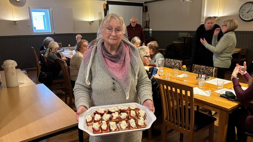 Barbro Sjöblom serverar bakelser hon bakat till oss