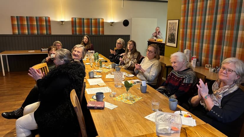 Medlemmarna applåderar