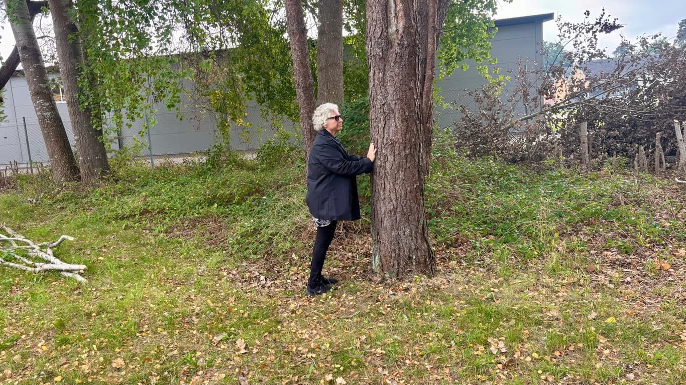 Ingrid använder ett träd när hon tränar