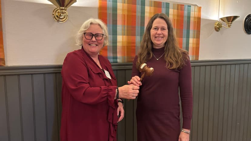 Carina Friberg, ordförande lämnar över klubban till Linda Jannesson, ordförande för årsmötet