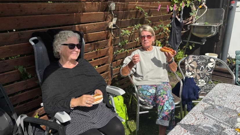 Ingrid och Berry äter korv