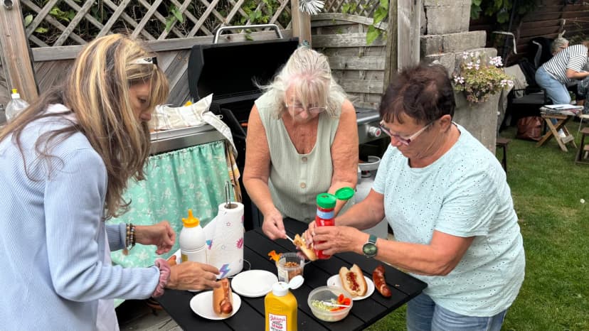 Daria, Barbro och Smulan plockar godsaker på bordet