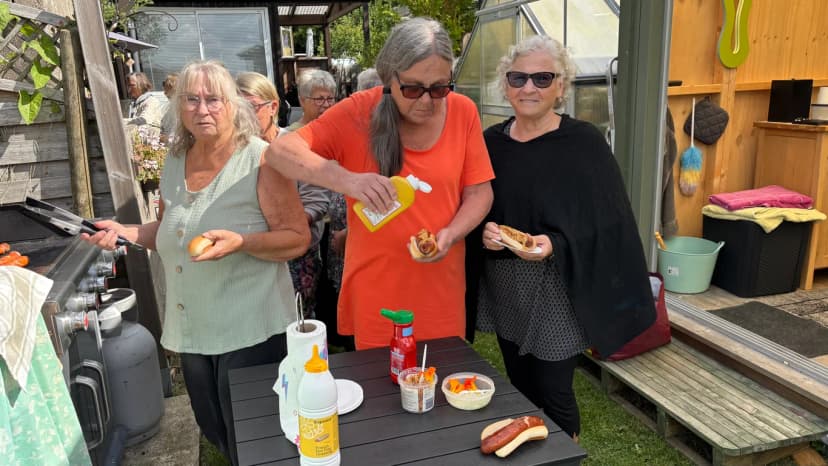 Barbro, Inger och Ingrid tar tillbehör till korven