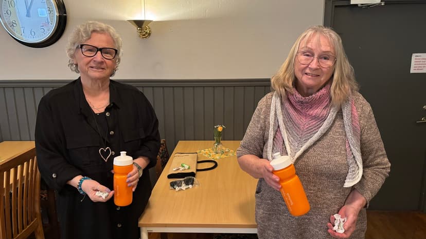 Ingrid Svensson och Barbro Sjöblom med vattenflaska från Sölvesborg-Mjällby Sparbank